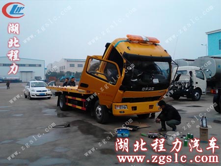 空調調試好,工人收拾工具 空調調試好,工人收拾工具