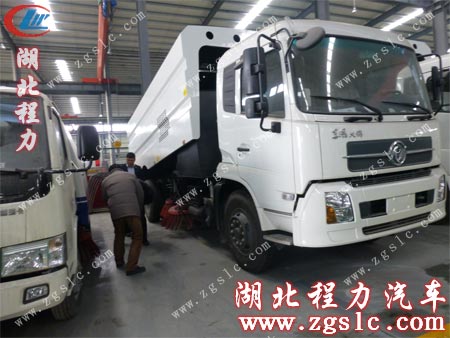 東風(fēng)國四天錦道路清掃車吸引客戶注意 東風(fēng)國四天錦道路清掃車吸引客戶注意