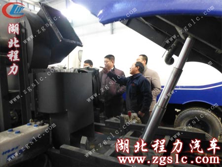 湖北程力掃路車車間主任為客戶講解、演練 湖北程力掃路車車間主任為客戶講解、演練