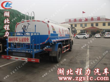 東風多利卡灑水車路過河南平頂山服務區 東風多利卡灑水車路過河南平頂山服務區