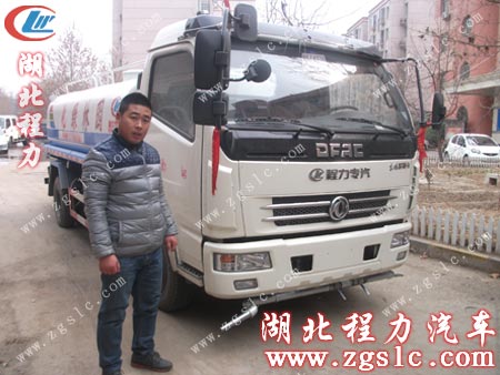 收車師傅與東風多利卡灑水車合影留念 收車師傅與東風多利卡灑水車合影留念