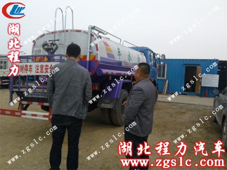 劉總和父親一起驗車 劉總和父親一起驗車