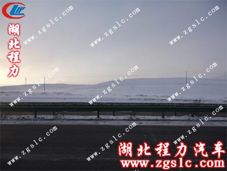 透過東風145灑水車駕駛室,看到窗外山巒起伏 透過東風145灑水車駕駛室,看到窗外山巒起伏