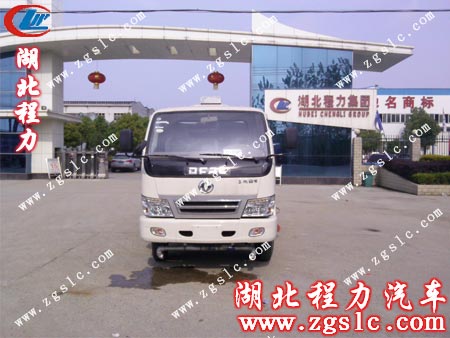 東風勁卡掃路車在湖北程力集團廠門口整裝待發 東風勁卡掃路車在湖北程力集團廠門口整裝待發