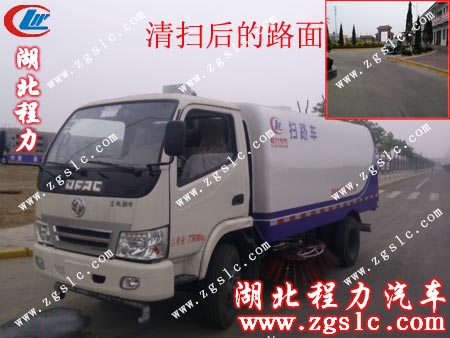 司機師傅指導收車人員操作東風勁卡掃路車掃了一段路程 司機師傅指導收車人員操作東風勁卡掃路車掃了一段路程