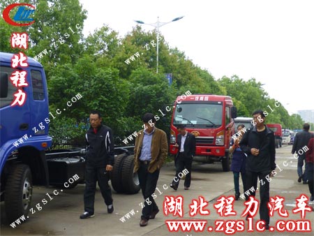 客戶前往吸塵車生產車間 客戶前往吸塵車生產車間