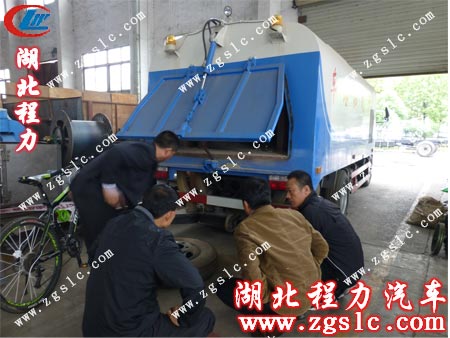 客戶查看被吸起來的灰塵及石子 客戶查看被吸起來的灰塵及石子