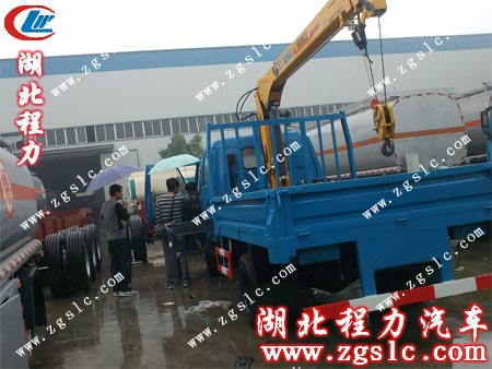 湖北程力張師傅帶客戶來到車間 湖北程力張師傅帶客戶來到車間