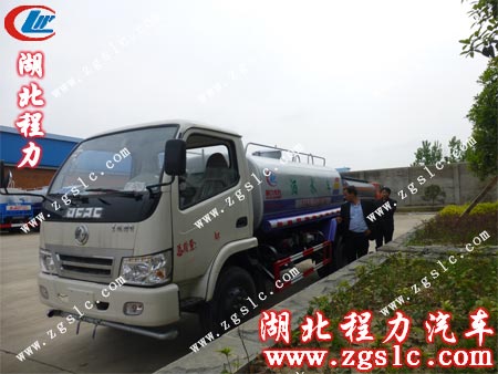 司機師傅將車開至試水處 司機師傅將車開至試水處