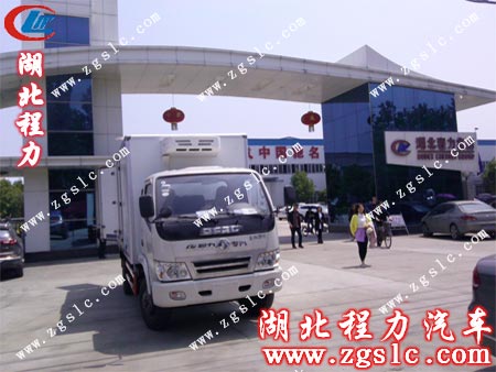 東風勁卡冷藏車在公司門口留影 東風勁卡冷藏車在公司門口留影