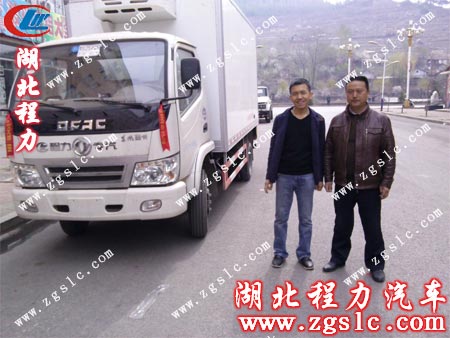 李總和送車司機徐師傅合影留念 李總和送車司機徐師傅合影留念
