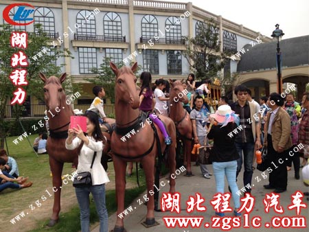 旋轉木馬項目排隊中 旋轉木馬項目排隊中