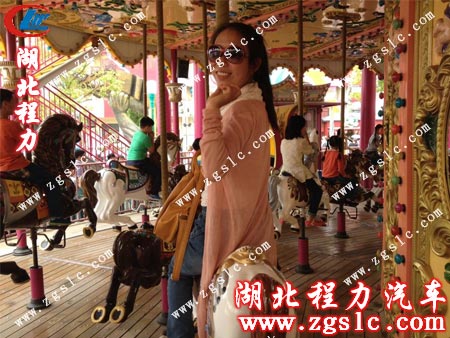 銷售經理蘇經理在坐木馬上 銷售經理蘇經理在坐木馬上