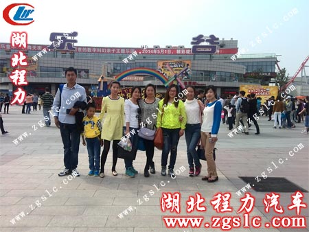 歡樂谷門口大家合影留念 歡樂谷門口大家合影留念