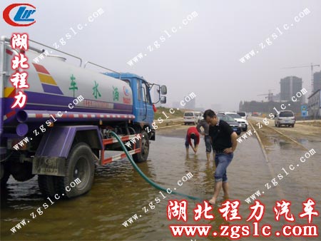 東風(fēng)145灑水車在吸水 東風(fēng)145灑水車在吸水