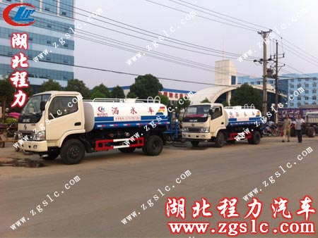 湖北程力兩輛灑水車(chē)一同出發(fā) 湖北程力兩輛灑水車(chē)一同出發(fā)