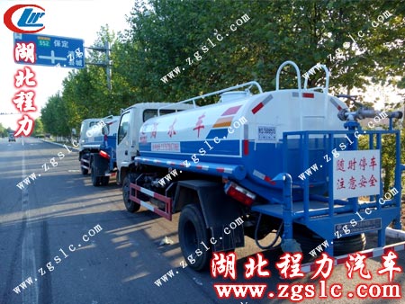 陽(yáng)光下的湖北程力灑水車(chē)清新奪目 陽(yáng)光下的湖北程力灑水車(chē)清新奪目