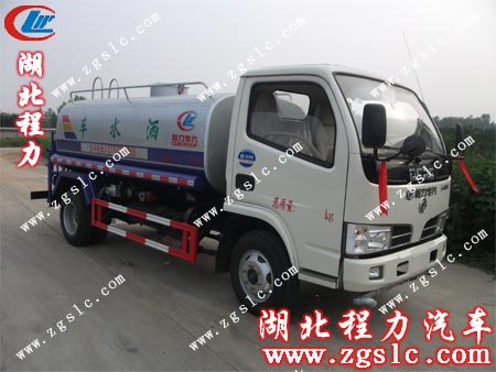 祁師傅開著東風福瑞卡灑水車啟程 祁師傅開著東風福瑞卡灑水車啟程