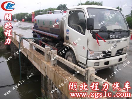 來到客戶指定地點,試水驗車 來到客戶指定地點,試水驗車