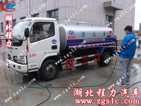 東風福瑞卡灑水車清洗后重新變得清新靚麗 東風福瑞卡灑水車清洗后重新變得清新靚麗