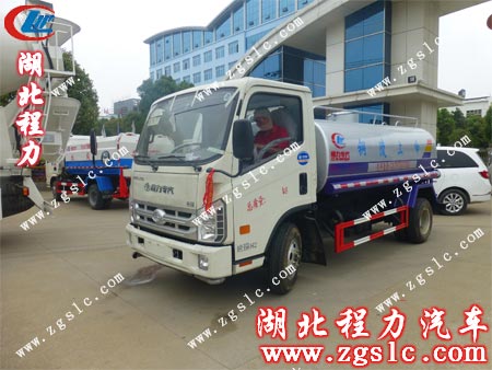 徐師傅做好出發前的資料、車輛信息核對工作