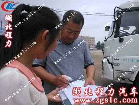 馮總簽寫交車單 馮總簽寫交車單