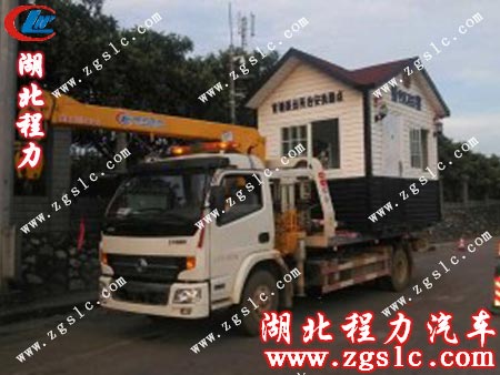 東風(fēng)多利卡清障車順利托上活動板房 東風(fēng)多利卡清障車順利托上活動板房