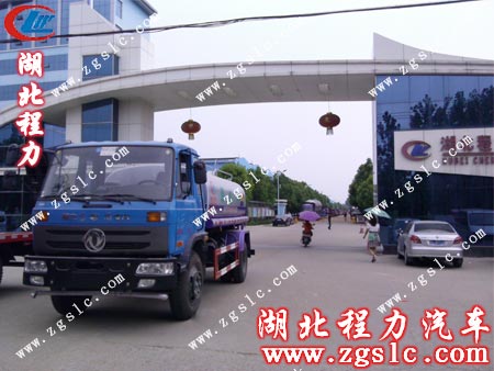 東風(fēng)145灑水車(chē)在程力集團(tuán)門(mén)口留影 東風(fēng)145灑水車(chē)在程力集團(tuán)門(mén)口留影
