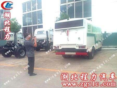 秦總查看江鈴純吸式掃路車 秦總查看江鈴純吸式掃路車