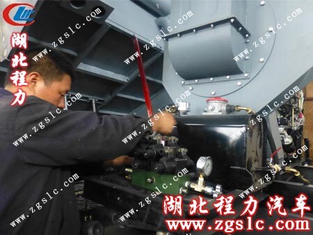 湖北程力車間師傅熟練調試掃路車 湖北程力車間師傅熟練調試掃路車