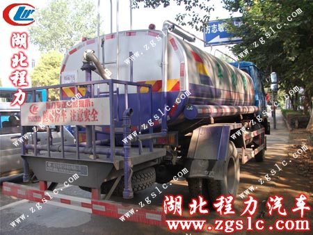 東風145灑水車途徑方志敏烈士墓園 東風145灑水車途徑方志敏烈士墓園