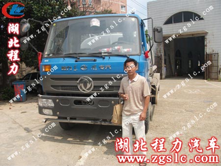 王總和東風145灑水車留影 王總和東風145灑水車留影