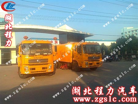 東風(fēng)天錦掃路車停放在湖北程力集團(tuán)大門(mén)口 東風(fēng)天錦掃路車停放在湖北程力集團(tuán)大門(mén)口