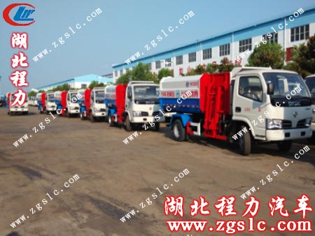 東風小霸王掛桶垃圾車整齊地排列在質檢部門口 東風小霸王掛桶垃圾車整齊地排列在質檢部門口