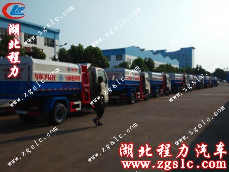 東風小霸王掛桶垃圾車依次開出程力集團 東風小霸王掛桶垃圾車依次開出程力集團