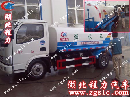 收車師傅仔細地清洗東風小霸王灑水車 收車師傅仔細地清洗東風小霸王灑水車