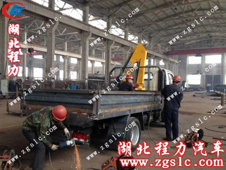 車間工作師傅進行隨車吊車廂的安裝作業(yè) 車間工作師傅進行隨車吊車廂的安裝作業(yè)