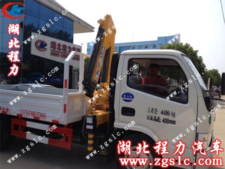 送車師傅徐師傅做好出發(fā)前的檢查 送車師傅徐師傅做好出發(fā)前的檢查