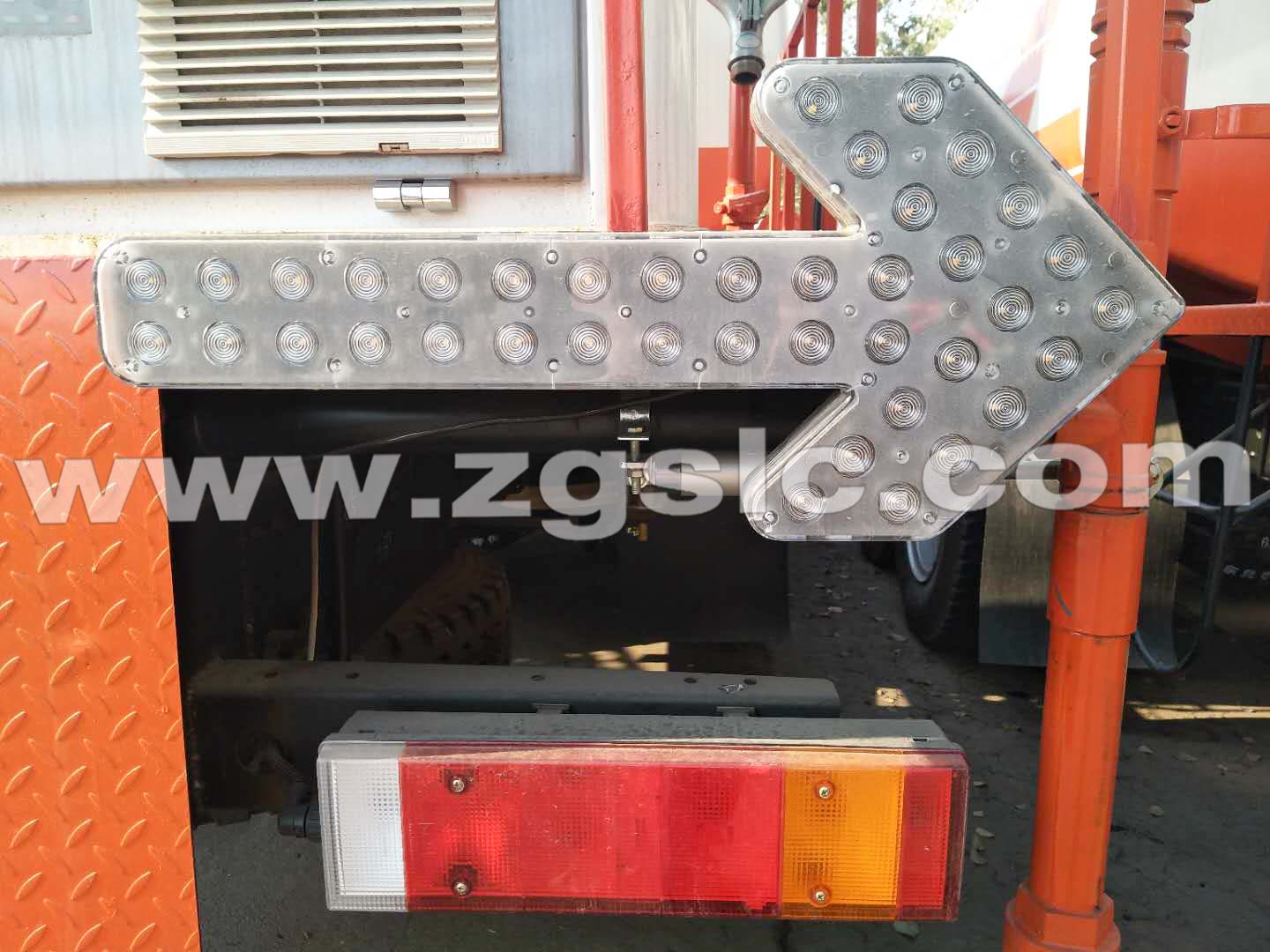 湖北程力集團(tuán)東風(fēng)后雙橋抑塵車