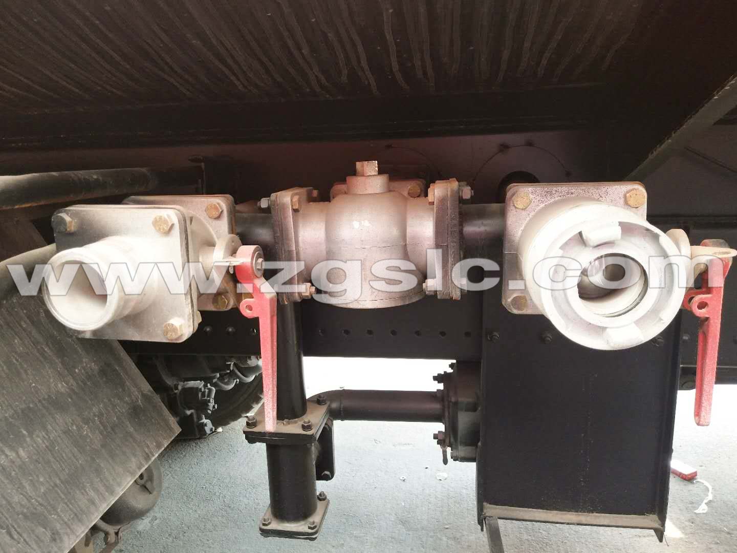 湖北程力集團(tuán)東風(fēng)后雙橋抑塵車