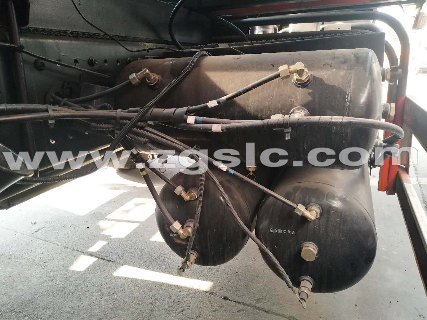 湖北程力集團(tuán)東風(fēng)后雙橋抑塵車