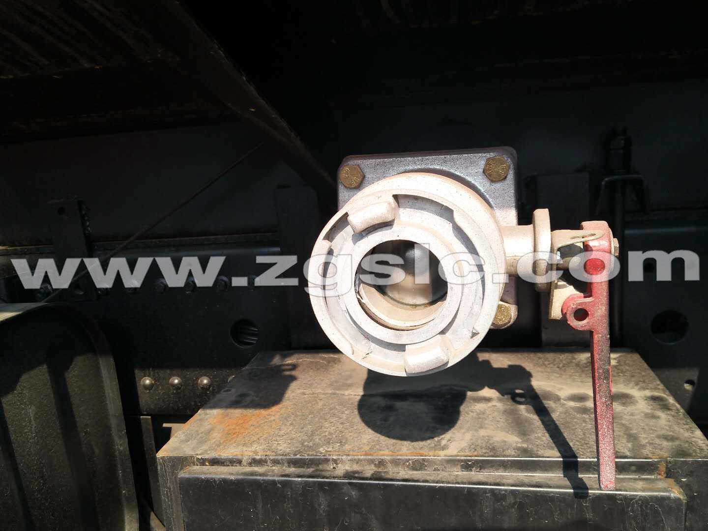 湖北程力集團(tuán)東風(fēng)后雙橋抑塵車