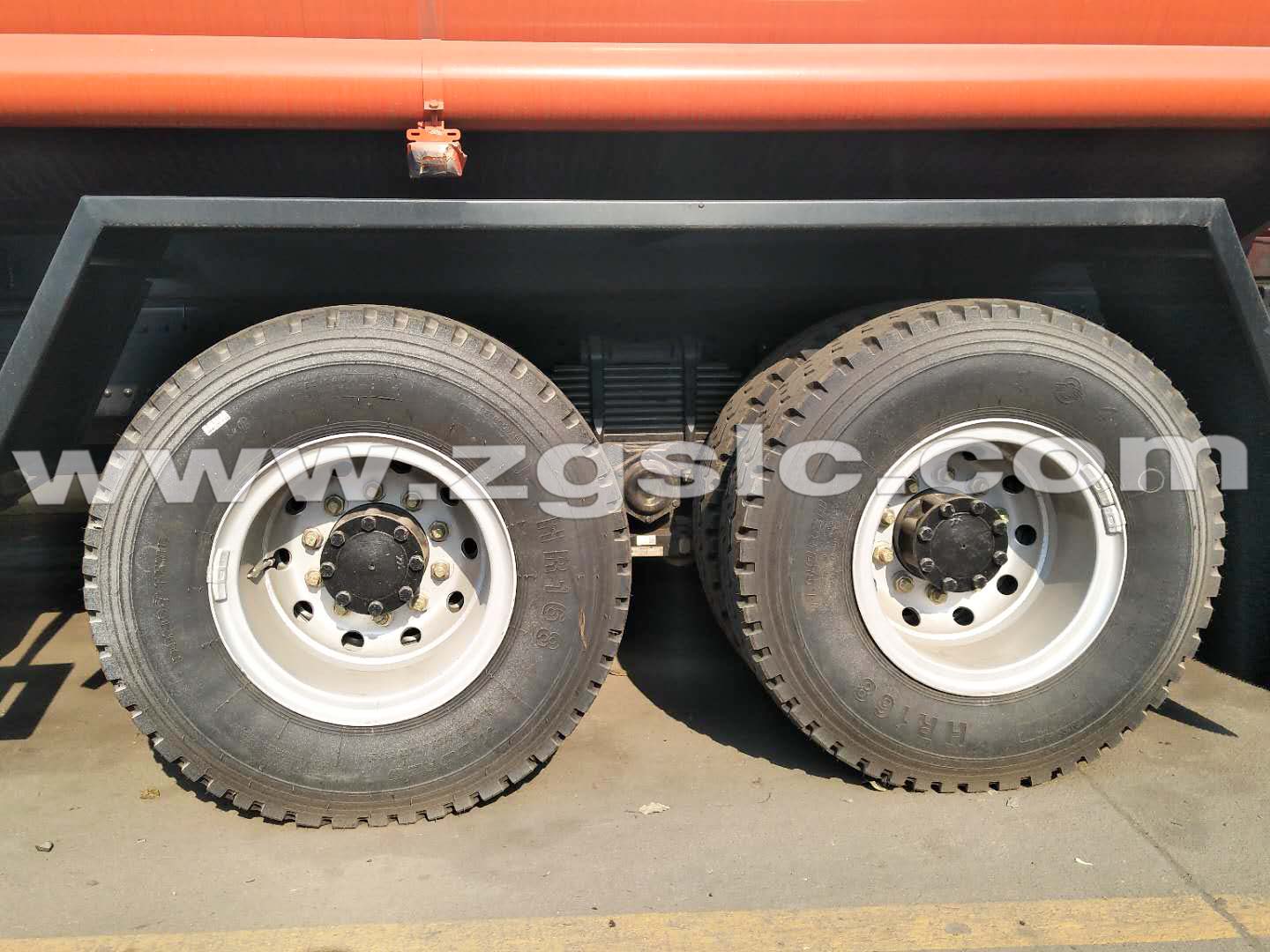 湖北程力集團(tuán)東風(fēng)后雙橋抑塵車