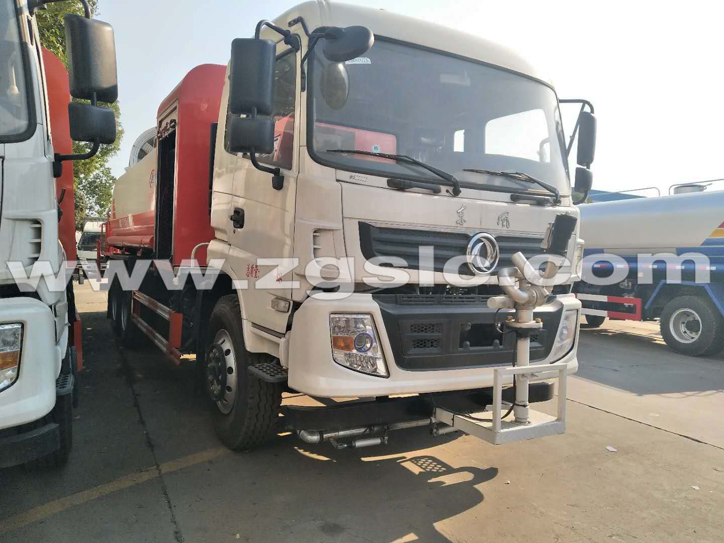 湖北程力集團(tuán)東風(fēng)后雙橋抑塵車