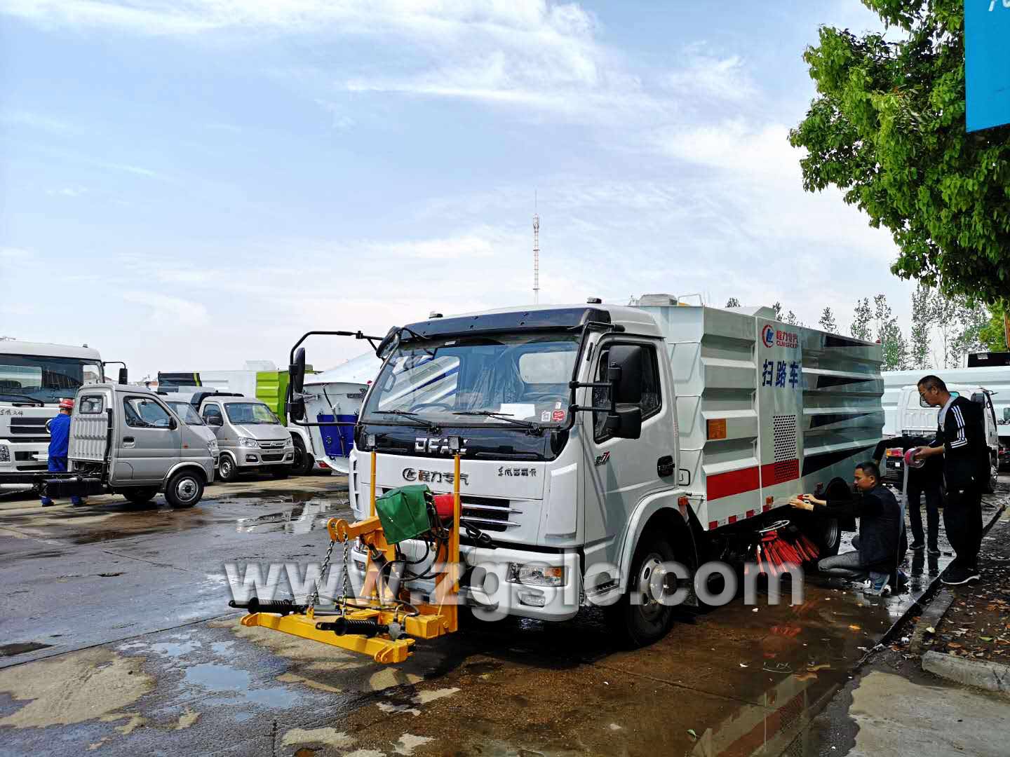 湖北程力東風大多利卡掃路車帶雪鏟（國五）