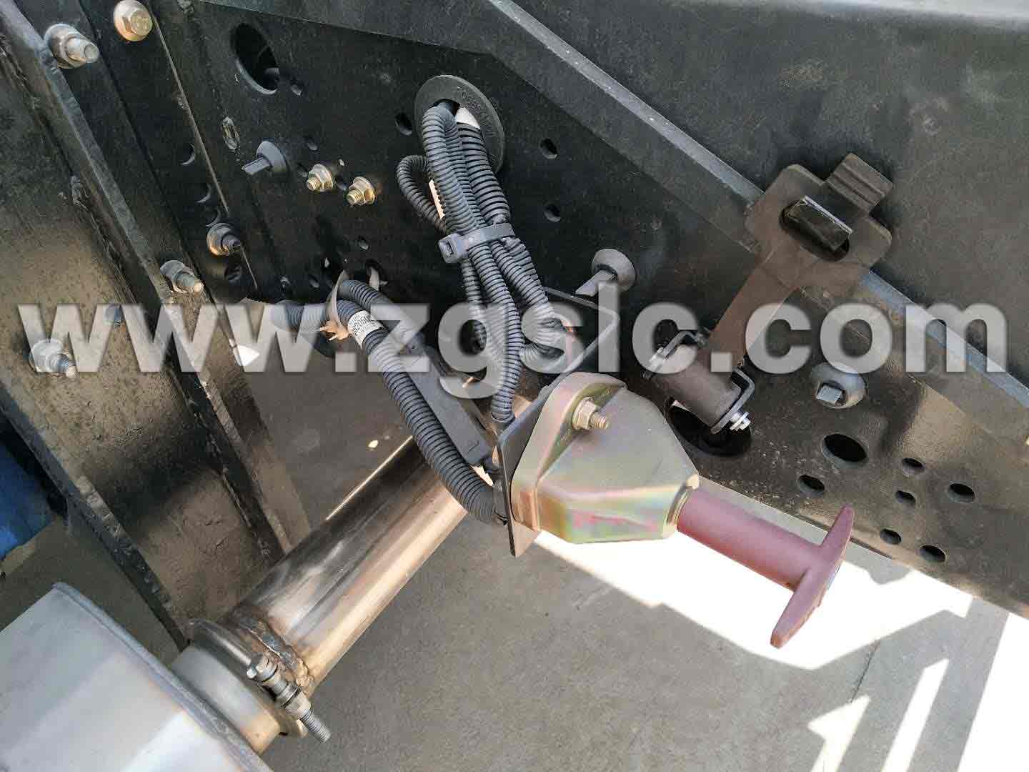 東風天錦散裝飼料車（國五）