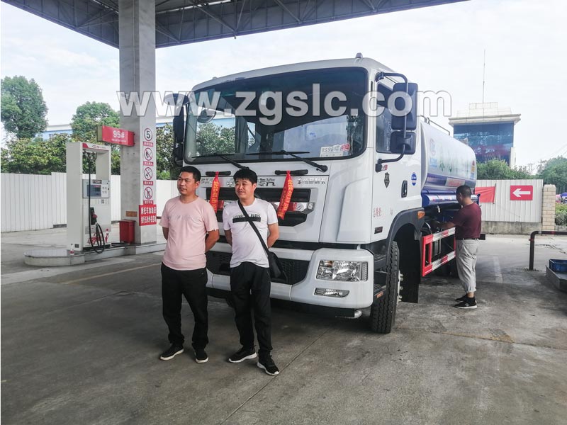 2019/05/31 鄭州吳總、唐總在程力專用汽車股份有限公司自提一輛12方東風(fēng)D9噴霧車，單號(hào)26729